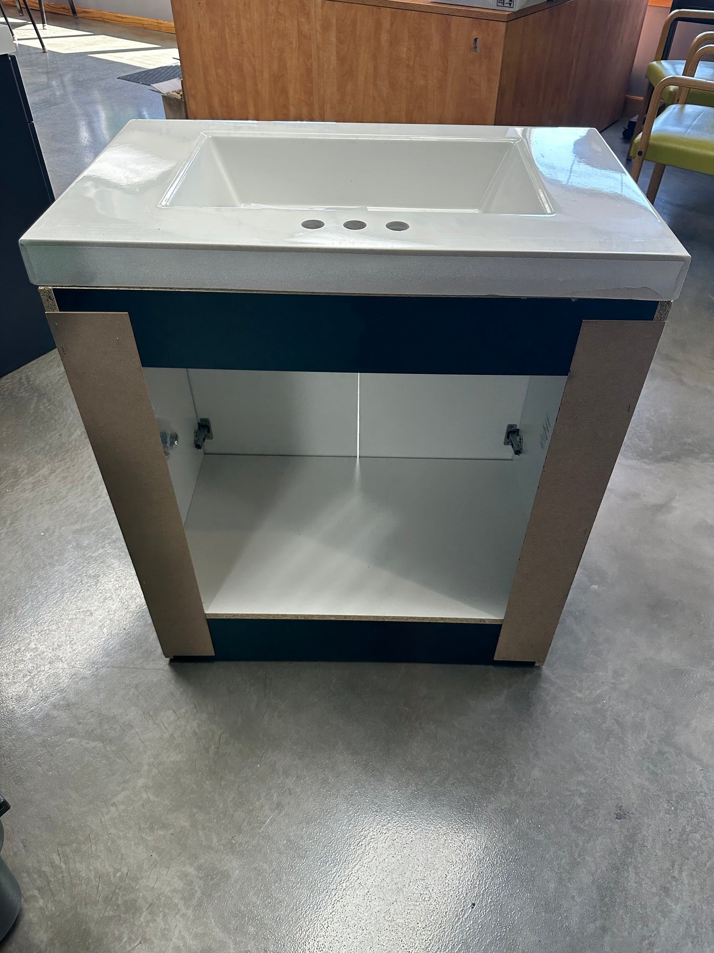 Glacier Bay Everdean 30.50 in. W x 18.75 in. D x 34.14 in. H Bath Vanity in Deep Blue with White Cultured Marble Top
