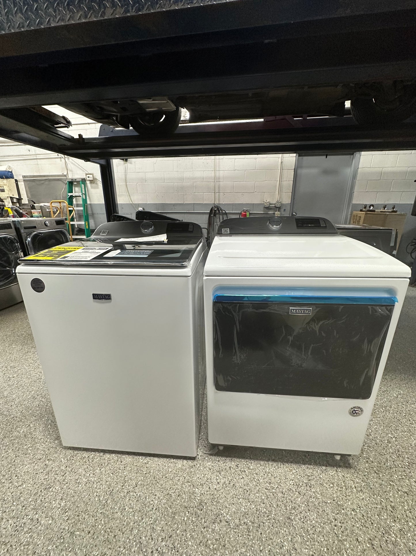 Maytag 5.2 cu. ft. Washer and 7.4 cu. ft. Smart GAS Dryer with Advanced Moisture Sensing Laundry Suite
